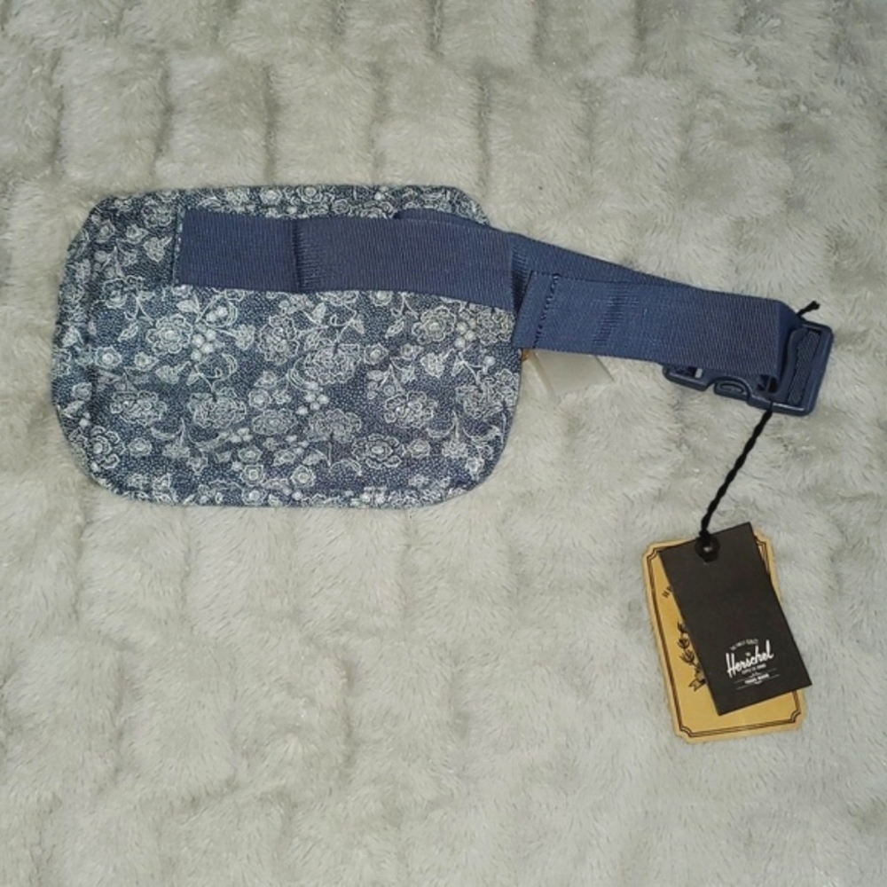NWT Herschel Supply Co. The Fifteen Hip Sack - Picture 3 of 12